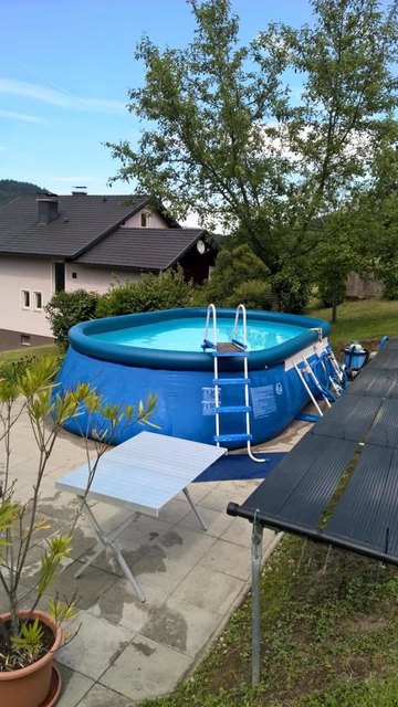 Karl Christian Aigner kühlt sich am liebsten im eigenen Pool in Gresten ab. | Foto: Karl Christian Aigner
