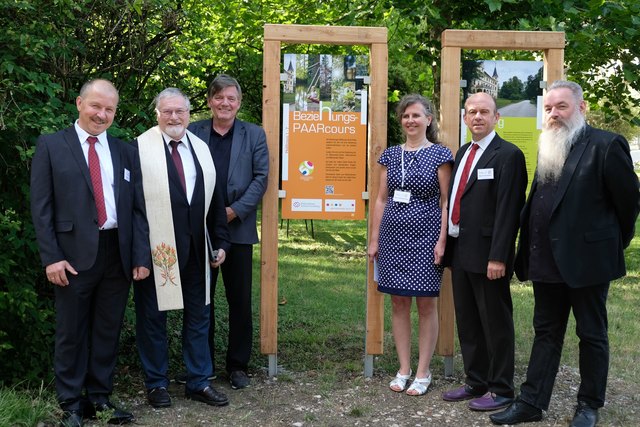 Eröffnung des Beziehungs-Paarcours im Bildungshaus Schloss Puchberg: Josef Lugmayr, Franz Harant, Wilhelm Achleitner, Andrea Holzer-Breid, Paul Neunhäuserer, Bernhard Jenny. | Foto: Samuel Hanner