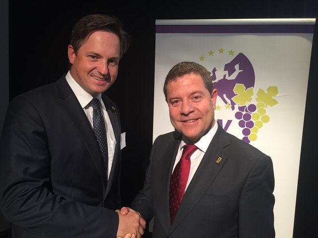 Der österreichische Weinbaupräsident Johannes Schmuckenschlager gratuliert seinem Kollegen Emiliano Garcia-Page Sanchez, Präsident der Région Castilla-La Mancha, zur Wiederwahl als Präsident aller Weinregionen Europas. | Foto: Weinbauverband Österreich