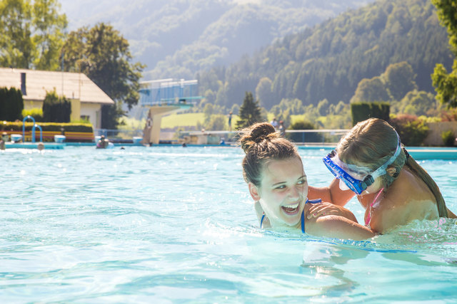 Julia Pyringer und Emely Kust amüsieren sich prächtig im Ötscherlandbad in Gaming. | Foto: Theo Kust