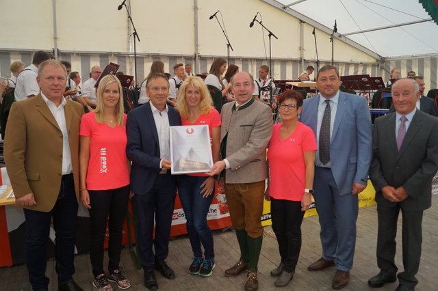 Obmann Gerhard Weißenböck, Präsident Franz Schiefermair, Landesrat Max Hiegelsberger, Bürgermeister Manfred Mühlböck und Gründungsmitglied Franz Roiß mit Vertreterinnen der Sektion Xund fit bei der Überreichung der Ehrenurkunde. | Foto: Alois Ferihumer