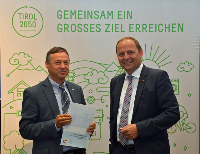 Die von Energiereferent LHStv Josef Geisler (re.) und Abteilungsvorstand Leo Satzinger präsentierte neue einkommensunabhängige Impulsförderung soll die Umweltwärme in Tirol auf die Überholspur bringen. | Foto: © Land Tirol/Entstrasser-Müller