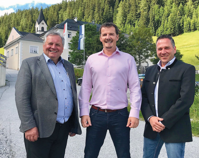 Von links: Die „3 Waldraster Musketiere“ Bgm. Alfons Rastner, Dr. Gottfried Sint und Dr. Nikolaus Huter setzen sich für Erhaltung und Belebung von Maria Waldrast ein. Foto: Martin Reiter