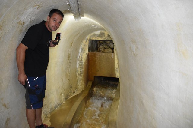 Wackendorf: Wassermeister Christian Kuschnig zeigt, wo das Quellwasser aus der Petzen kommt