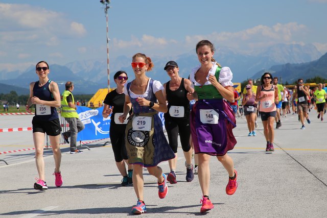 Im Hintergrund die Berge, die Dirndl davor und jede Menge Motivation beim Lauf.