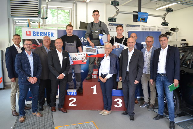 Die Gewinner des Landeslehrlingswettbewerbs der KFZ-Techniker erhielten Preise und großes Lob
