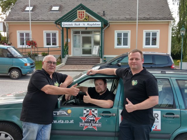 „3 Zwitscheranten“ beim „Pothole Rodeo 2018“: Robert Knabl, Thomas und Werner Künl (v.l.) fiebern dem Abenteuer ihres Lebens entgegen. | Foto: KK