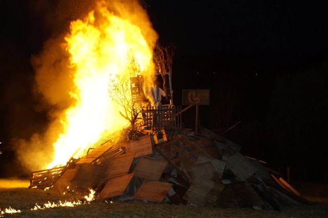 Der Sonnwendhansl brennt. | Foto: Landjugend