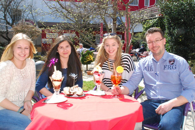 Ein köstliches Eis in netter Gesellschaft macht den Gastgarten zum gemütlichen Treffpunkt. | Foto: Verena Niedermüller