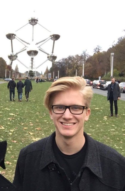 Moritz Strasser, EU-GR aus Hornstein vor dem Atomium.