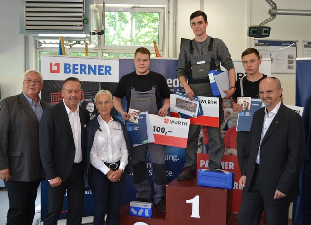 v.l.n.r. Landesinnungsmeister Josef Wiener, WKO Vizepräsident Klaus Sagmeister, Obereder Sponsorenvertretung Michaela Rockenbauer, Sebastian Pausaker, Manuel Garber, Jürgen Asanger, Bildungsdirektor Heinz J. Zitz