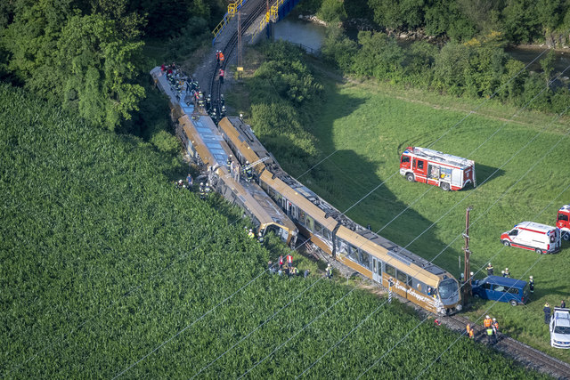 Zwei Triebwägen der Himmelstreppe auf der Mariazellerbahn sind bei der Pielachbrücke entgleist. Es gibt ersten Angaben zufolge 30 Verletzte. Drei davon sollen schwer verletzt worden sein. | Foto: www.fotoplutsch.at