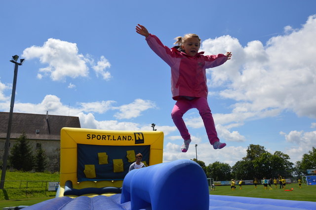 Theresa Schöner zeigt ihre Flugkünste am SportLand.NÖ Hindernisparcours | Foto: Sport.Land.NÖ