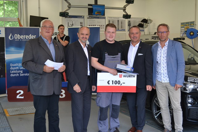 v.l.n.r. Landesinnungsmeister Josef Wiener, Bildungsdirektor Heinz J. Zitz, Sebastian Pausakerl, WKO Vizepräsident Klaus Sagmeister und Berufschuldirektor Wilhelm Pfeiffer