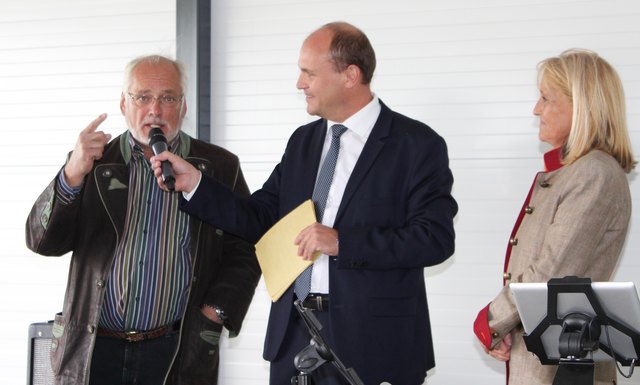 Josef Willner (li.) erzählt Moderator Burgholzer von der Planung des Motels, das von Eva Wimmer (r.) berieben wird.