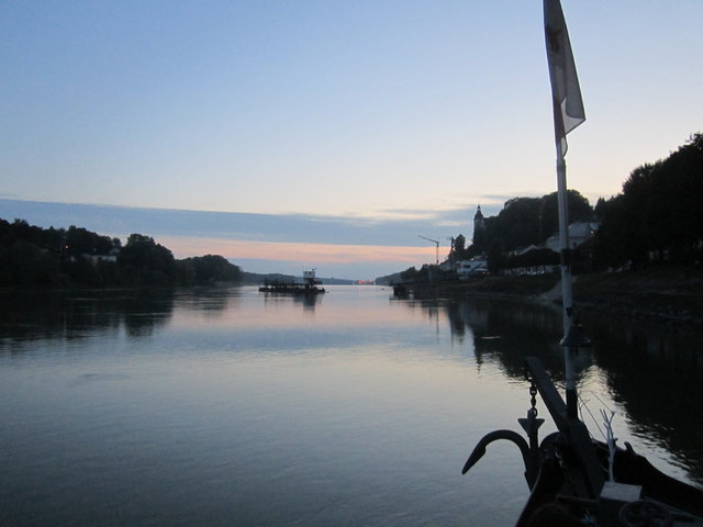 „Die Sonne. Wenn sie ihren Lauf beendet und hinter dem Horizont verschwindet, hinterlässt sie ein strahlendes, beeindruckendes Nachglühen… ...Ihre Rückkehr wird deshalb immer wieder und immer aufs Neue herbeigesehnt!“

(Symbol)Foto: Ivica Stojak. Ein Foto aus der thematischen Fotoreihe: „Sonnenuntergang, Abenddämmerung“