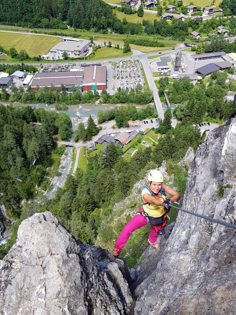 ... gehts am Endorphin Klettersteig mit coolen Tiefblicken..