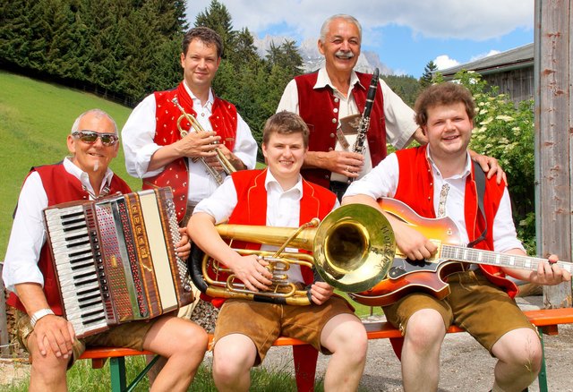 "Die jungen Tiroler" veröffentlichten ihr erstes Album und bekamen dafür Unterstützung von echten Volksmusiklegenden.
