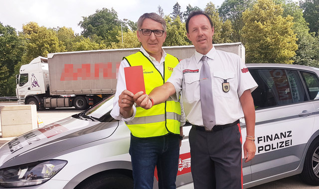 Gemeinsam: J. Herk (l.) und der Finanzpolizei-Leiter R. Rainer. | Foto: Foto Fischer