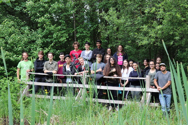 Die Wörgler HAK-Schüler mit ihren beiden Guides in der "Filz". | Foto: Miggitsch