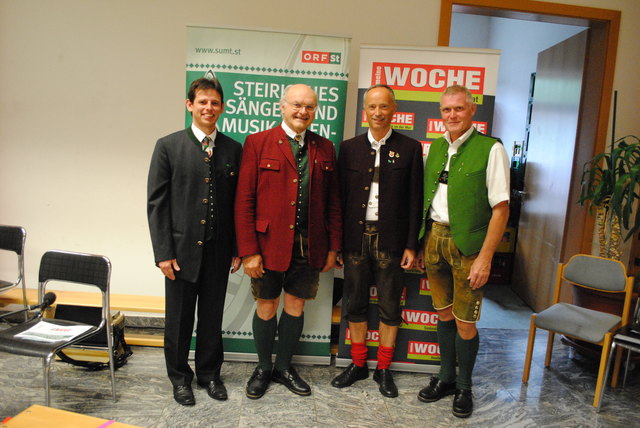 Die Organisatoren Karl Kamper (2.v.r.) und Gernot Ambros (l.) mit Moderator Franz Putz (2.v.l.) sowie Hannes Waltl.
