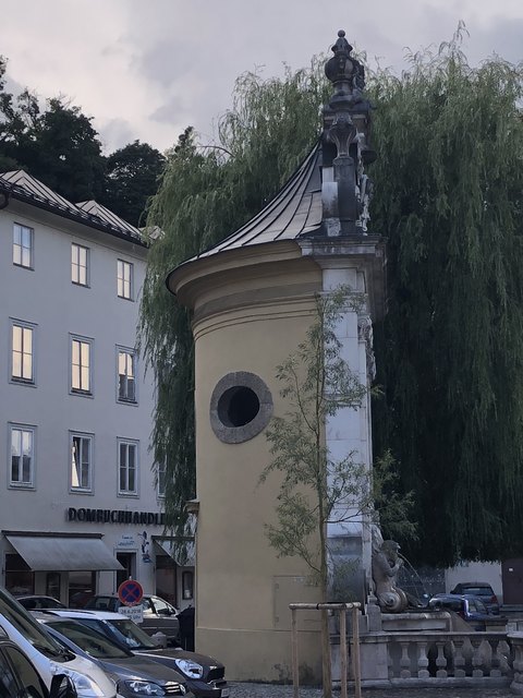 Unscheinbar hinter dem Brunnen liegt die Buchhandlung.