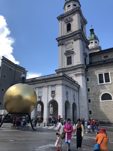 Touristen, die am Kapitelplatz Fotos machen werden die Dombuchhandlung nicht wahr nehmen.