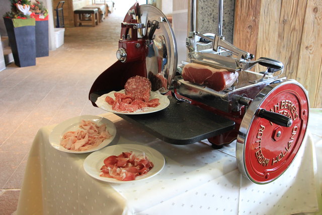 Handl Tyrol kit Schinken, speck, Steaks und Würsten