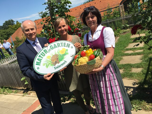 Natur im Garten: LR Johann Seitinger, Expertin Angelika Ertl-Marko und St. Martin-Fachschuldirektorin Reingard Neubauer (v. l.)