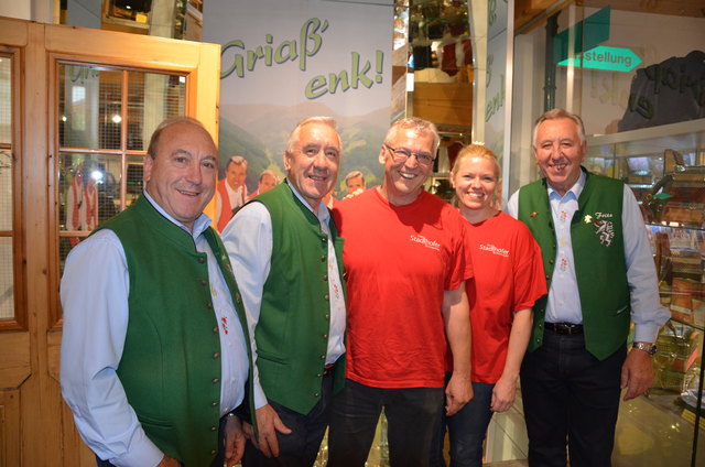 Franz und Andrea Stadlhofer besuchen im Rahmen der Hobbywoche ihrer Schnitzschule die Stoakogler im Stoanihaus Gasen