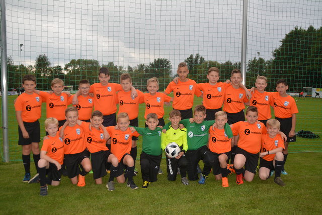 Der Fußballnachwuchs vom UFC Markt Allhau durfte mit den Spielern einlaufen - davor gab's noch ein Mannschaftsfoto.