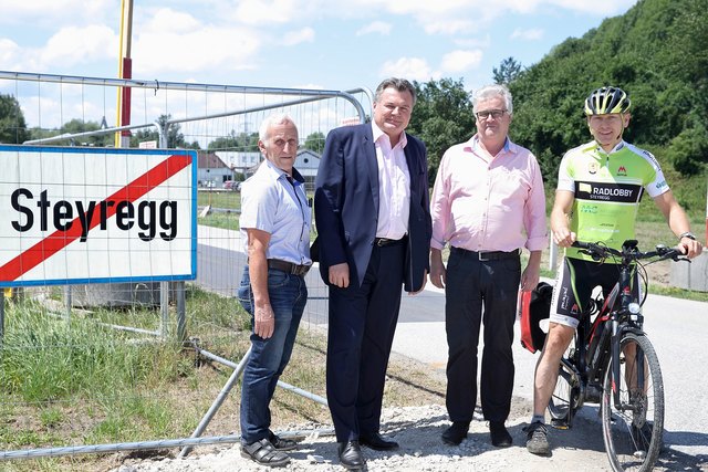 StR Johann Honeder, Infrastruktur-LR Günther Steinkellner, Bgm. Steyregg Johann Würzburger und der Vorsitzende der Fahrradlobby Gerhard Fischer. | Foto: Land OÖ/Daniel Kauder