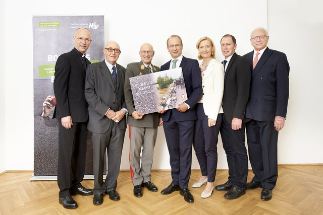 Dompfarrer Toni Faber, Günter Geyer, Aufsichtsratsvorsitzender der VIG, General Othmar Commenda, ÖHV-Vorstandsvorsitzender Kurt Weinberger, Johanna Rachinger, Generaldirektorin der Österreichischen Nationalbibliothek, LKÖ-Präsident Josef Moosbrugger, Claus J. Raidl Präsident der Oesterreichischen Nationalbank (v.l.n.r.). | Foto: ÖHV