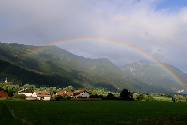 Das Leben ist ein Spiegel!
Lächle hinein und es lächelt Dir zurück. :-)))