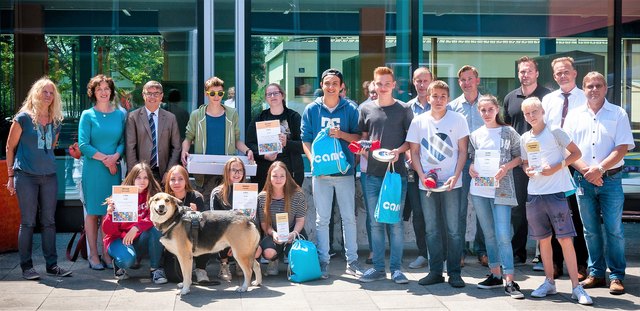 Die erfolgreichen "Award" Gewinner und Gewinnerinnen mit der Fachjury, Ehrengästen und der Leiterin der PTS.