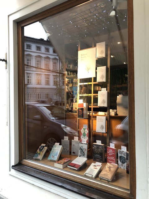 Die Auslage der Dombuchhandlung.