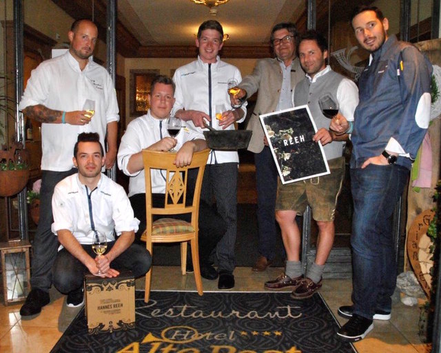 Das Genussverwöhnteam: Michael Ploner (Zentral, Nauders), Markus Freud (Rieser Achensee), Manuel Zmug (Post, Lech am Arlberg), Johann Egger (Schweizerhof, Kitzbühel, Winzer Hans Reeh, Gastgeber Peter Eder und Philipp Stohner (Gründer innovative tradition). | Foto: Brigitte Eberharter