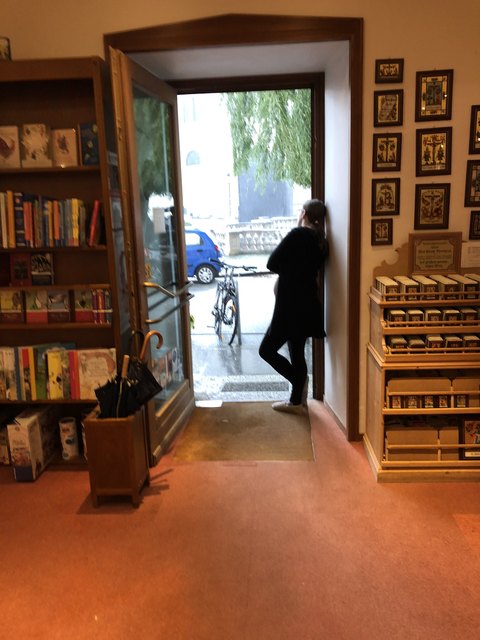 Die Buchhändlerin wartet auf Kunden.