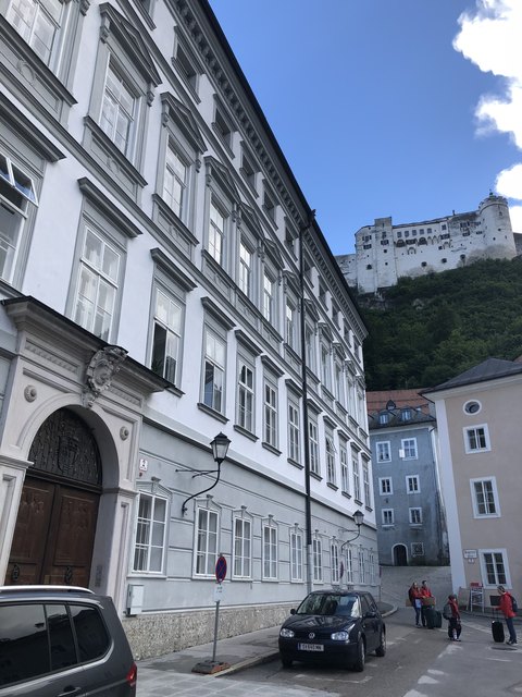 Die Erzdiözese gegenüber der Dombuchhandlung.