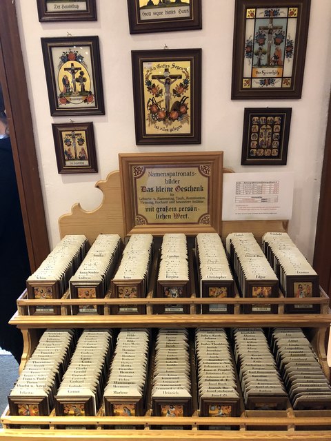 Die Heiligenbilder in der Dombuchhandlung.