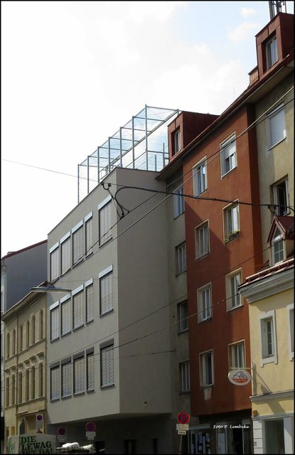 Mit Beginn des Schuljahres 2017/18 wurde ein moderner Zubau fertig gestellt. Für alle Kinder der Gaullachergasse sind der zweite, noch größere Turnsaal, ein riesiger Werkraum und ein Fußballkäfig am Dach zur Verfügung(Quelle: HP der Schule)