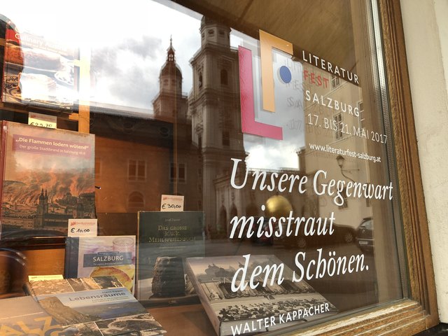 In der Auslage spiegelt sich der Dom.