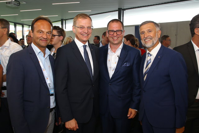 Bürgermeister Peter Harringer, Landeshauptmann Thomas Stelzer, Thomas Mayrhofer, Bezirkshauptmann Martin Gschwandtner (v.l.)