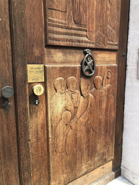 Wer anklopft, dem wird geöffnet.