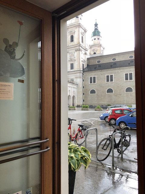 Blick hinaus, aus der Dombuchhandlung.