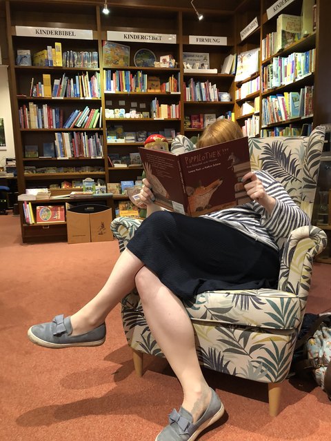 Sessel in der Dombuchhandlung luden zum Verweilen und Lesen ein.