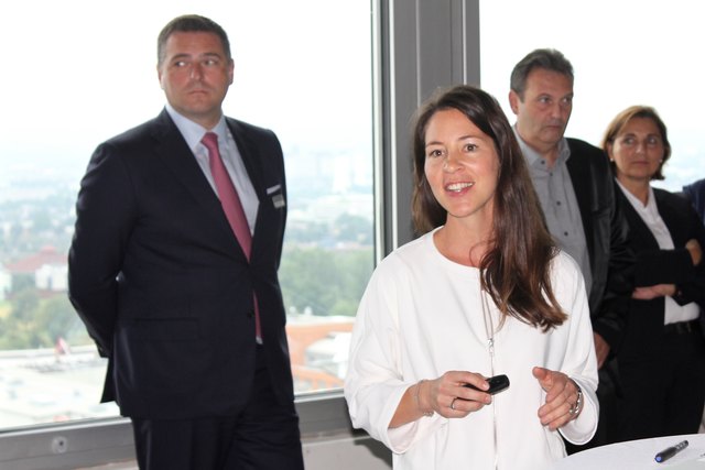 Kristin Oberweger, Direktorin der PhilsPlace Management GmbH präsentiert das revolutionäre Konzept von PhilsPlace