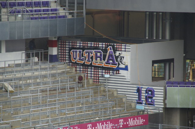 Die Ultras haben sich bereits in der neuen Arena verewigt.