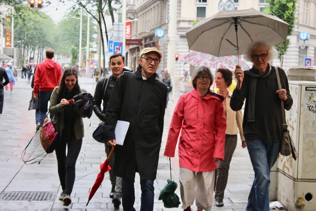 Bei Spaziergängen lässt es sich besser denken, das haben schon die alten Griechen gewusst und wollten neben ihrem Körper auch den Geist in Bewegung setzen. So ähnlich sieht das auch Kilian Franer, der bei Regen durch den Bezirk führt.