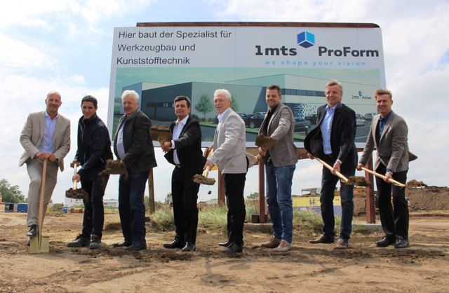 ProForm-Spatenstich mit Michael Ebner, Marco Pressnegger, Albert Endl, Christian Illedits, Adrian Gebhardt, Alexander Grasl, Peter Pohl und Andreas Nemeth